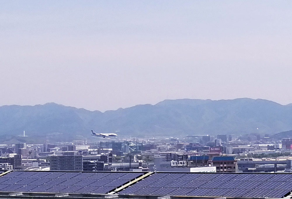 福岡空港に飛行機が着陸するところ