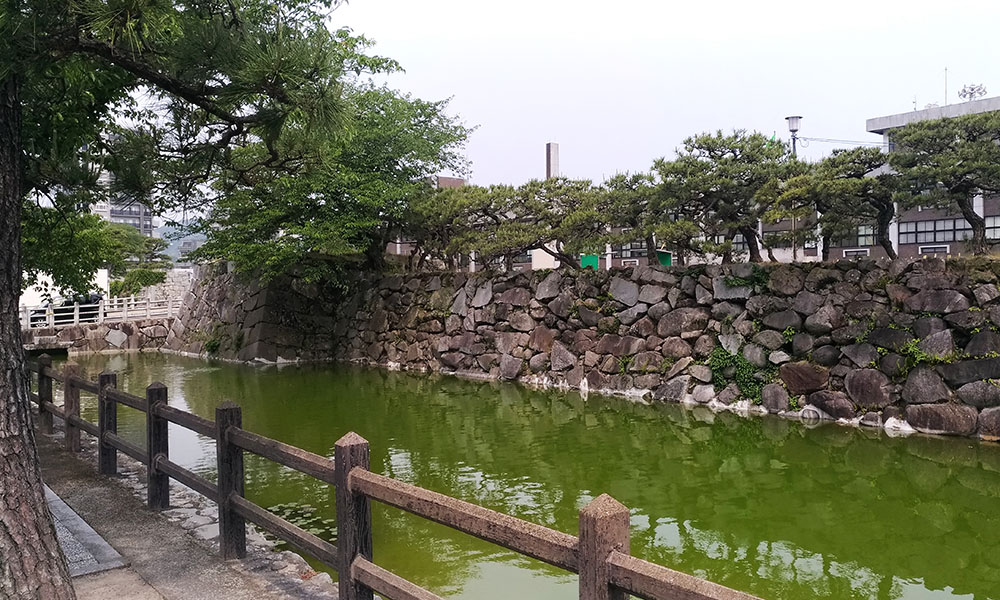 唐津市役所前の石垣と堀