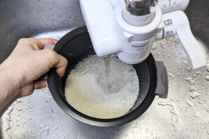 蛇口直結型浄水器の浄水を使ってお米を研いでいるところ