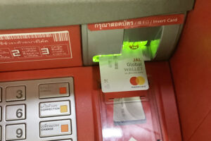 海外ATMにJAL グローバルウォレットを入れるところ