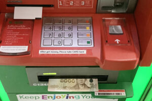 海外ATMで現地通貨を引き出したところ