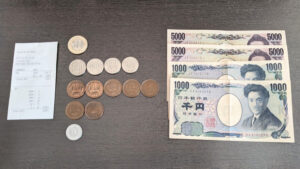 外貨両替機で受け取った日本円と明細