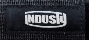 プロテクターブランド「INDUSTY（インダスティ）」のロゴ